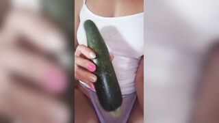 Mi scopo con una grossa zucchina