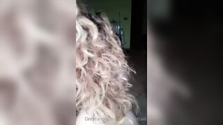 Schizzata sulla faccia e sulle tettone