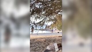 Scopata in spiaggia con sborrata sul culo