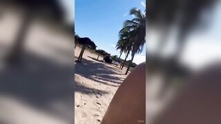 In topless influencer italiana in spiaggia