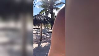 In topless influencer italiana in spiaggia