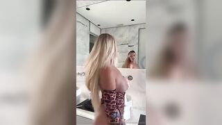 Biondina social scappella dildo