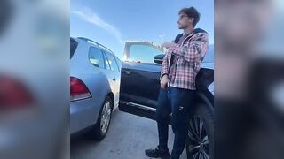 Coppia esibizionista nel parcheggio