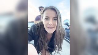 Coppia esibizionista nel parcheggio