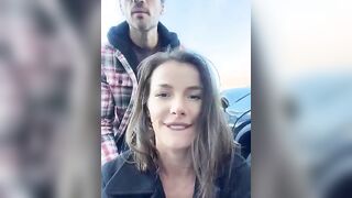 Coppia esibizionista nel parcheggio