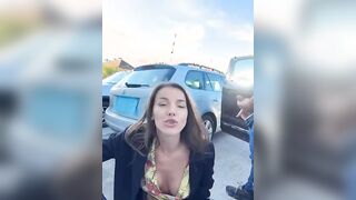 Coppia esibizionista nel parcheggio