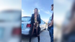 Coppia esibizionista nel parcheggio