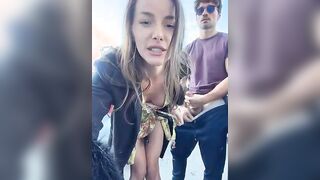 Coppia esibizionista nel parcheggio