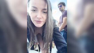 Coppia esibizionista nel parcheggio