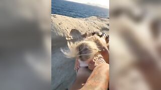Pompino biondina al mare rischioso