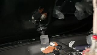 Moglie italiana si accarezza la fica in auto