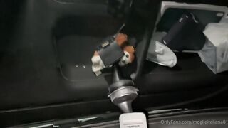 Moglie italiana si accarezza la fica in auto