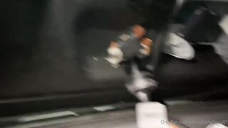Moglie italiana si accarezza la fica in auto
