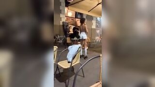 Nuda a Milano sui Navigli