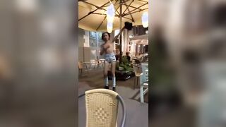 Nuda a Milano sui Navigli