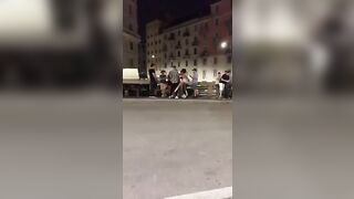 Nuda a Milano sui Navigli