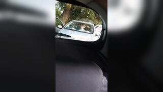 Moglie ripresa in auto che scopa il bull