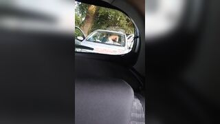 Moglie ripresa in auto che scopa il bull