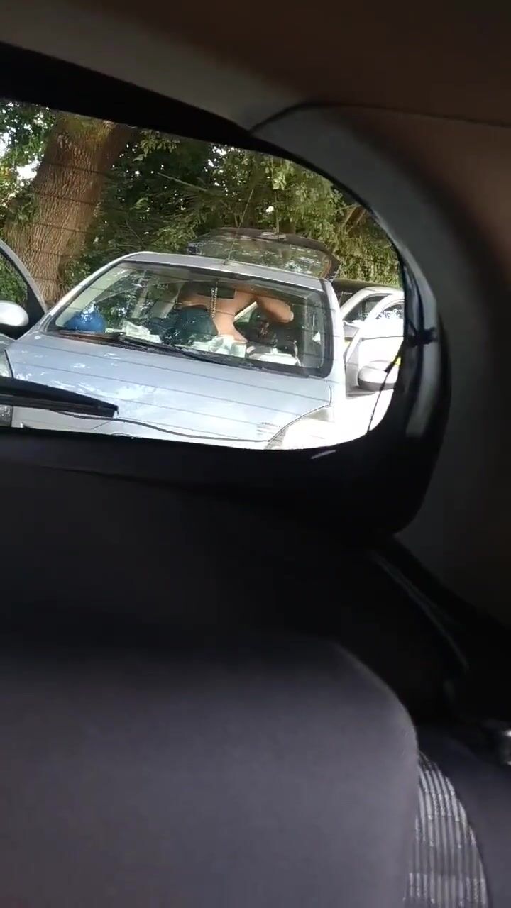 Moglie ripresa in auto che scopa il bull