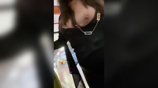 Tette Giulia nel parcheggio el centro commerciale