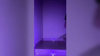 La mia fidanzata mi fa un eccitante spogliarelo