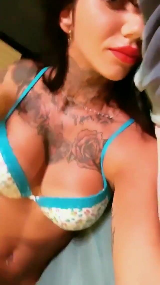 Italiana tatuata fica