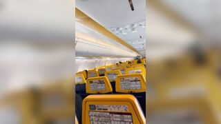 Teen italiana si masturba in aereo