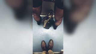 In ascensore la fica di mia moglie