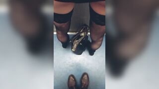 In ascensore la fica di mia moglie