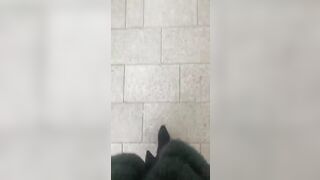 In centro a Milano rizzando cazzi