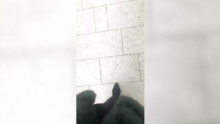 In centro a Milano rizzando cazzi