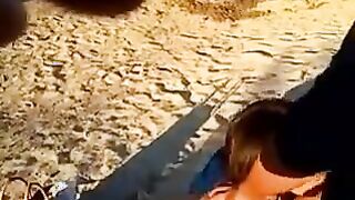 Moglie italiana offerta a guardoni in spiaggia - C'E' GENTE...SUCCHIA TROIA