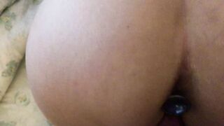 Le infilo il cazzo nella fica col plug anale