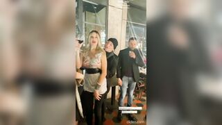 Alessia Fabiani si fa palpare le tette