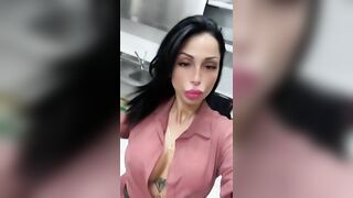 Chi scoperesti tra madre e figlia?