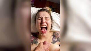 Sborrata in faccia col sorriso