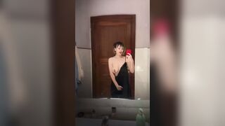 Alessia si tocca in bagno