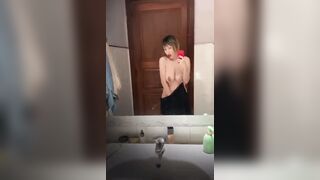 Alessia si tocca in bagno