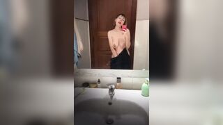 Alessia si tocca in bagno