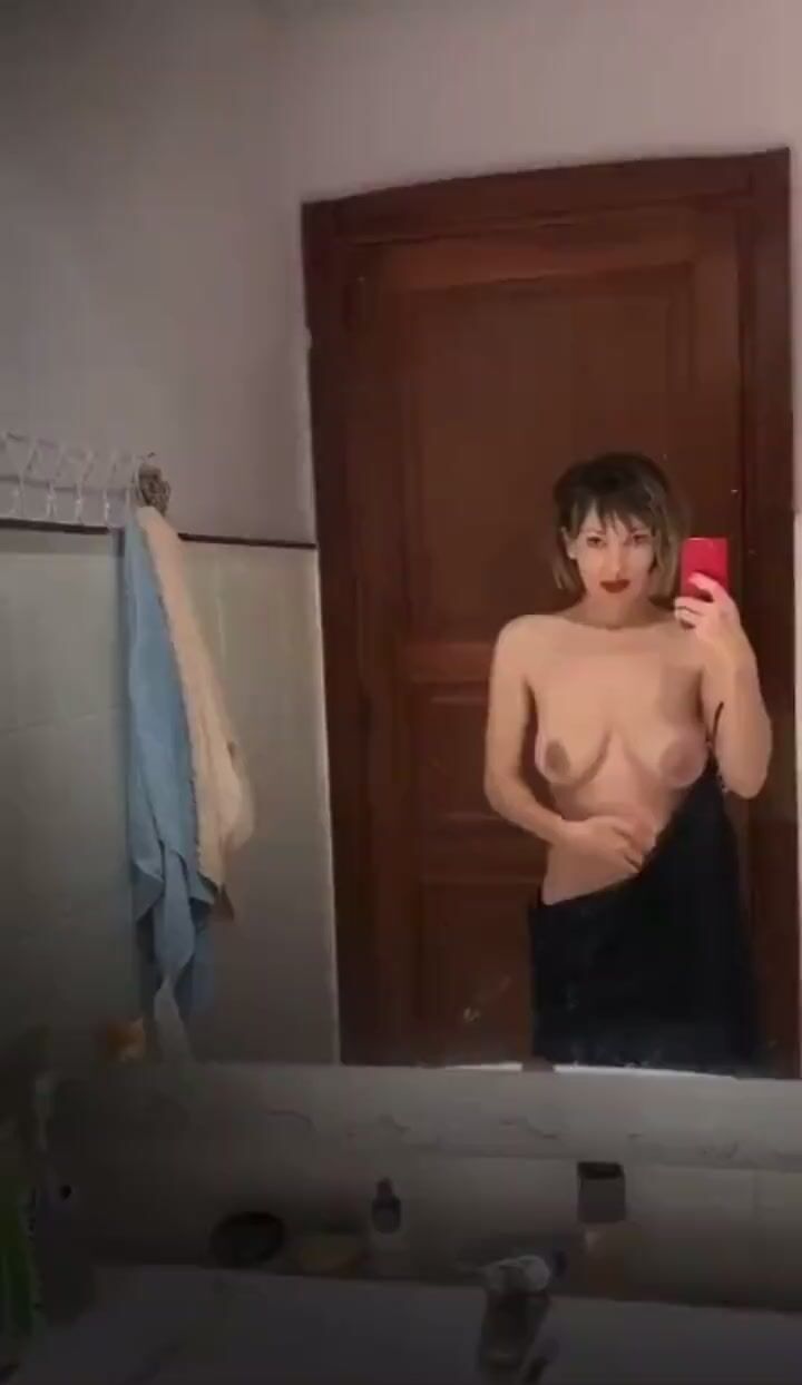 Alessia si tocca in bagno