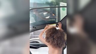 Eccito camionista tirando fuori le tette in autostrada