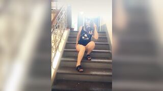 Moglie fa la porca sulle scale