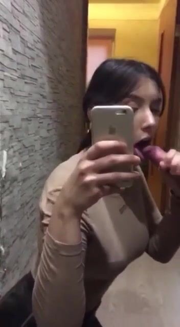 Spompina il suo ragazzo e si riprende con smartphone