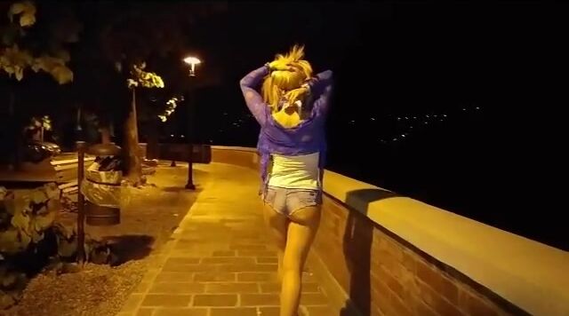 Passeggiando a Menaggio moglie esibizionista