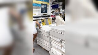 Milf italiana si leva le mutandine al supermercato