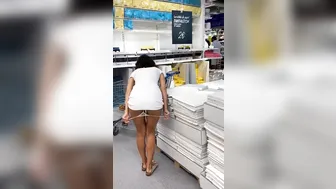 Milf italiana si leva le mutandine al supermercato