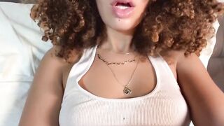 Mi accarezzo il clitoride e mi faccio un ditalino