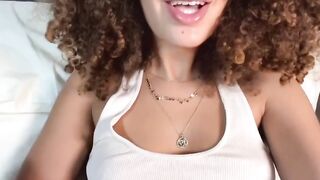 Mi accarezzo il clitoride e mi faccio un ditalino