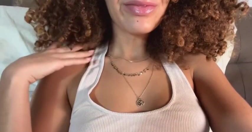 Mi accarezzo il clitoride e mi faccio un ditalino