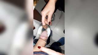 Piscio nel bicchiere e ripulisce la cappella